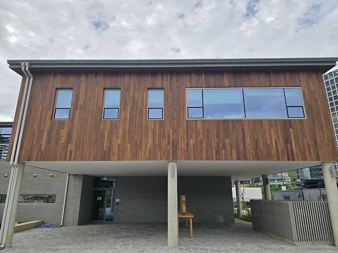 건축물 입면. 산불 피해목을 외장 마감재 자재로 적용하였다.