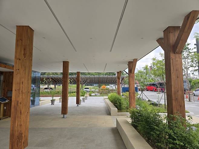 필로티 하부. 기둥이 마치 산불 피해를 입기 전 나무의 모습을 떠올리게 한다.