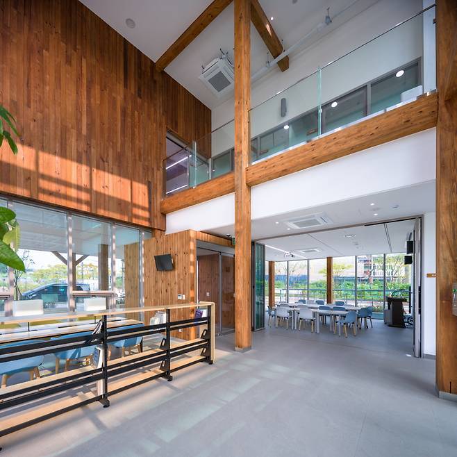 건축물 내부. 보와 기둥 등의 구조체에도 산불 피해목이 적용되었다.