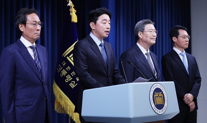 강훈식 대통령 비서실장이 8일 서울 용산구 대통령실 청사에서 수석급 인선 발표를 하고 있다. 왼쪽부터 우상호 정무수석, 강훈식 비서실장, 오광수 민정수석, 이규연 홍보소통수석. 2025.6.8(ⓒ뉴스1, 무단 전재-재배포 금지)