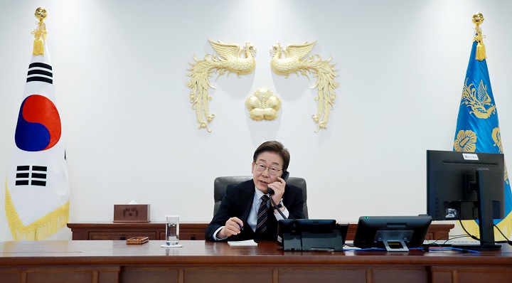 이재명 대통령이 9일 서울 용산 대통령실 청사 집무실에서 이시바 시게루 일본 총리와 전화 통화를 위해 수화기를 들고 있다. 2025.6.9(저작권자(c) 연합뉴스, 무단 전재-재배포 금지)