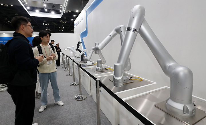경기도 고양시 킨텍스에서 열린 '2024 로보월드'를 찾은 관람객이 협동 로봇을 살펴보고 있다.2024.10.23(ⓒ뉴스1, 무단 전재-재배포 금지)
