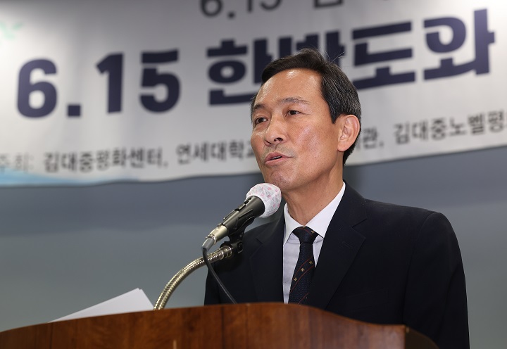 우상호 대통령실 정무수석이 12일 서울 마포구 연세대학교 김대중도서관에서 열린 6.15 남북정상회담 25주년 기념식에서 이재명 대통령 축사를 대독하고 있다. 2025.6.12(저작권자(c) 연합뉴스, 무단 전재-재배포 금지)