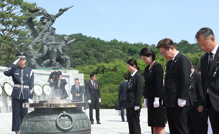 이재명 대통령과 김혜경 여사가 6일 서울 동작구 국립서울현충원에서 열린 70회 현충일 추념식에서 현충탑을 참배하고 있다. 2025.6.6 [대통령실통신사진기자단](저작권자(c) 연합뉴스, 무단 전재-재배포 금지)