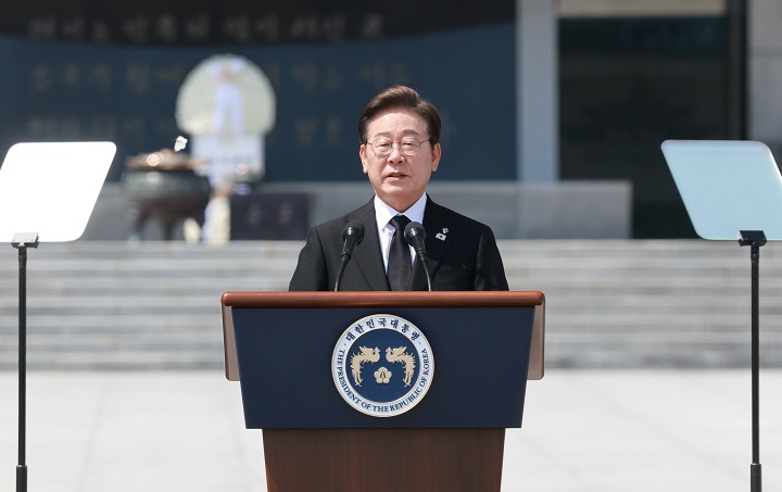 이재명 대통령이 6일 서울 동작구 국립서울현충원에서 열린 70회 현충일 추념식에서 추념사를 하고 있다. 2025.6.6 [대통령실통신사진기자단](저작권자(c) 연합뉴스, 무단 전재-재배포 금지)