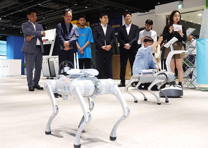 정태호 국정기획위원회 경제1분과장과 위원들이 지난 6월 25일 경기도 성남시 수정구 피지컬 AI 로봇 스타트업 마음AI를 방문해 관계자로부터 다양한 피지컬 로봇 설명을 듣고 있다.(사진=저작권자(c) 연합뉴스, 무단 전재-재배포 금지