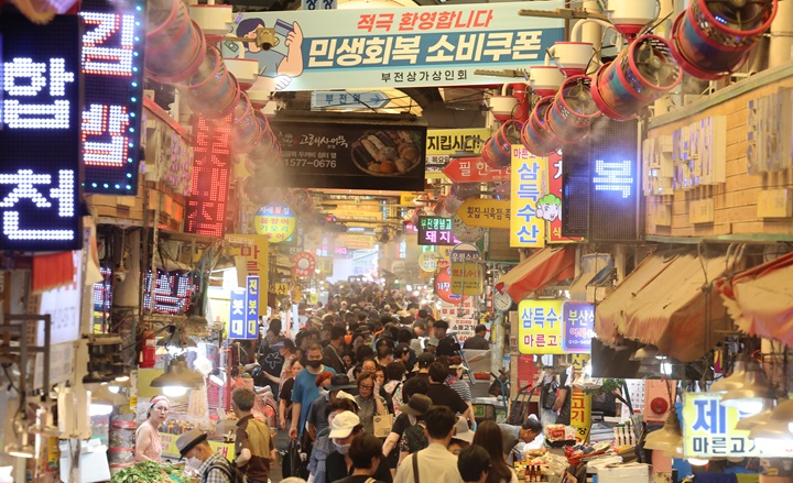 부산 부산진구 부전시장에 상인회에서 내건 '민생회복 소비쿠폰 환영' 펼침막과 쿨링 포그가 방문객들을 맞이하고 있다. 2025.7.30(사진=저작권자(c) 연합뉴스, 무단 전재-재배포 금지)