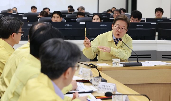 이재명 대통령이 12일 서울 서초구 한강홍수통제소에서 수해(장마) 대비 현장 점검 회의를 주재하고 있다. 2025.6.12(저작권자(c) 연합뉴스, 무단 전재-재배포 금지)