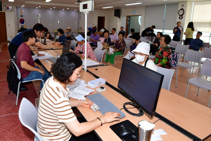 민생회복 소비쿠폰 신청 첫 날인 21일 오전 경북 포항시 남구 대이동 행정복지센터 2층에서 시민들이 신청서를 작성하고 있다.(ⓒ뉴스1, 무단 전재-재배포 금지)