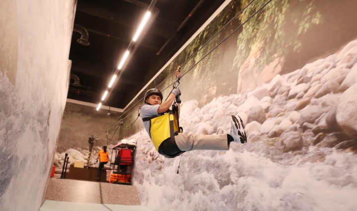 경기 오산시 경기도국민안전체험관에서 소상공인시장진흥공단 경기남부지역본부 관계자들이 계곡 고립 탈출 체험을 하고 있다. 2024.7.16. (ⓒ뉴스1, 무단 전재-재배포 금지)