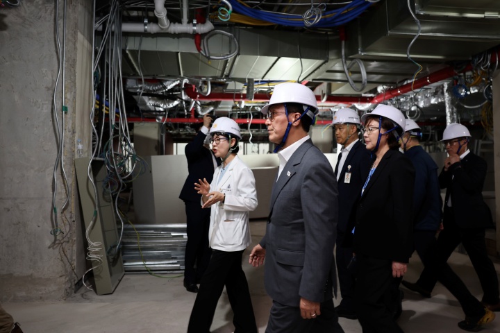 아시아태평양경제협력체(APEC) 정상회의 준비위원장인 김민석 국무총리가 6일 동국대학교 경주 병원 공사 현장을 찾아 APEC 정상회의 준비 상황을 점검하고 있다.(ⓒ뉴스1, 국무총리실 제공, 무단 전재-재배포 금지)