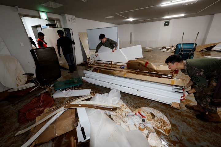 21일 집중호우로 침수 피해를 본 광주 서구 마륵동 한 가구 백화점에서 군장병들이 폐가구들을 치우고 있다.(ⓒ뉴스1, 무단 전재-재배포 금지)