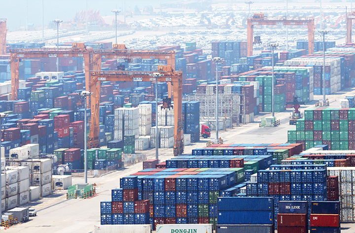 미국의 상호관세 유예 종료시한을 3일 앞둔 29일 경기 평택시 포승읍 평택항에 수출용 컨테이너들이 세워져 있다. 2025.7.29 (ⓒ뉴스1, 무단 전재-재배포 금지)