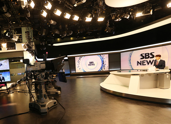 뉴스 중계가 진행 중인 SBS 방송 스튜디오 (ⓒ뉴스1, 무단 전재-재배포 금지)