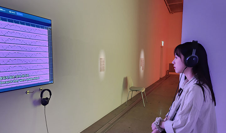 헤드셋을 착용하고 직접 소리를 감상했다. 여성들의 노랫소리를 담은 음향이 시각물과는 또 다른 신선함을 가져다주었다.