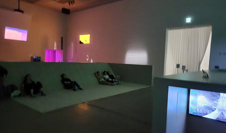 관람객이 누워서 영상물을 관람할 수 있도록 전시 공간이 구성되어 있다. 컴컴한 조명과 우렁우렁한 공간의 조화로 선득한 느낌이 고조되었다.