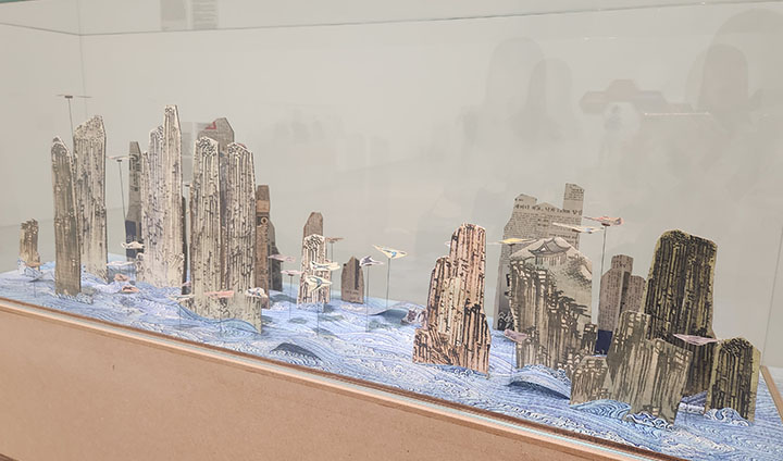 김지평 작가의 전시에서는 전통을 주제로, 동양 예술의 세계관을 다양한 조형을 통해 표현했다.