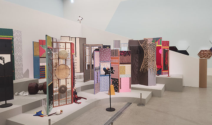 김지평 작가의 '다성(多聲) 코러스' 전시물. 병풍을 설치하고, 그 앞에 마이크와 풍물 악기들을 배치하였다.