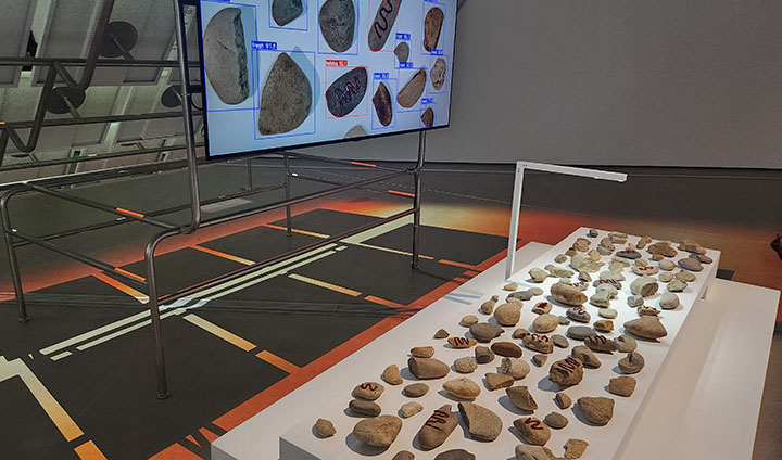 '뉴 빌리지' 등 세계관이 돋보이는 작품을 선보인 언메이크랩의 전시. 날카로운 조명 능력이 인상 깊었다.