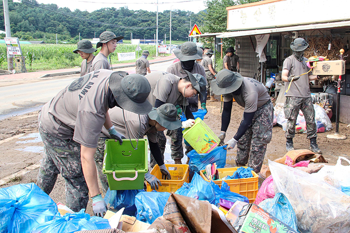 경기 가평군 수해 복구 현장에서 육군 병사들이 구슬땀을 흘리고 있다. 2025.7.29 (ⓒ뉴스1, 무단 전재-재배포 금지)