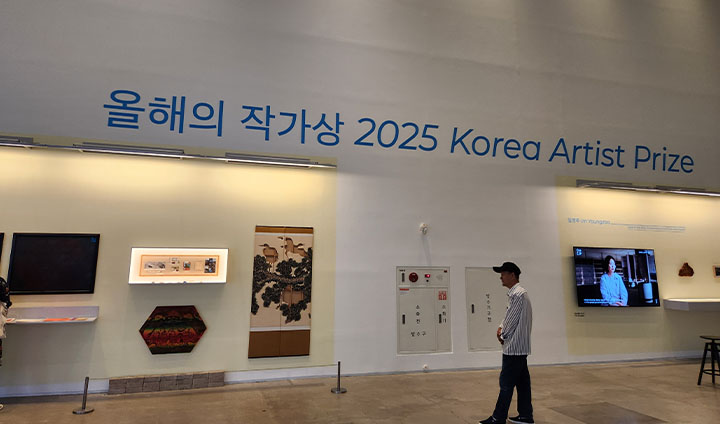 '올해의 작가상 2025'공간. 작가들의 작품 설명, 비하인드, 책자를 살펴볼 수 있도록 구성되어 있다.