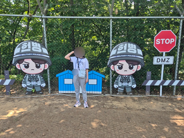 평화전망대 인근 조형물과 사진 찍기.