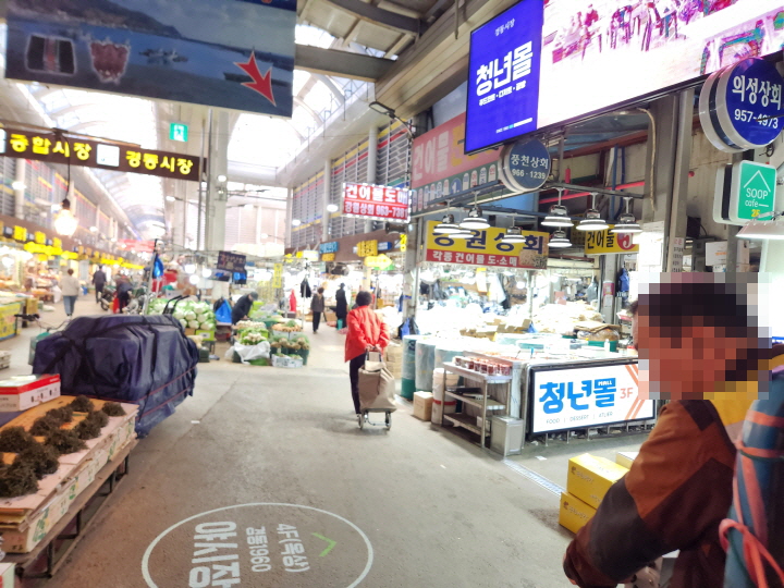 2019년 조성된 경동시장청년몰로 인해 전통시장을 드나드는 청년들이 늘어나고 있다.