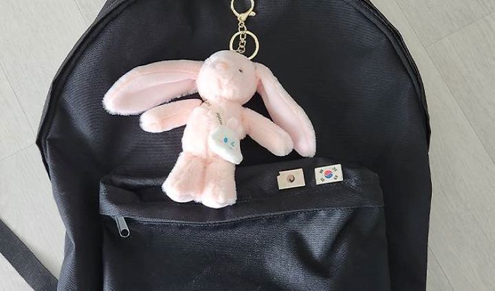 최근 태극기 배지가 유행하면서 친구들과 함께 서울 진관사 태극기 배지를 공동구매 했다. 평소 가방에 자주 끼우는 편인데, 이번 전시에서 실물을 만나볼 수 있다니 기대되는 마음이 컸다.