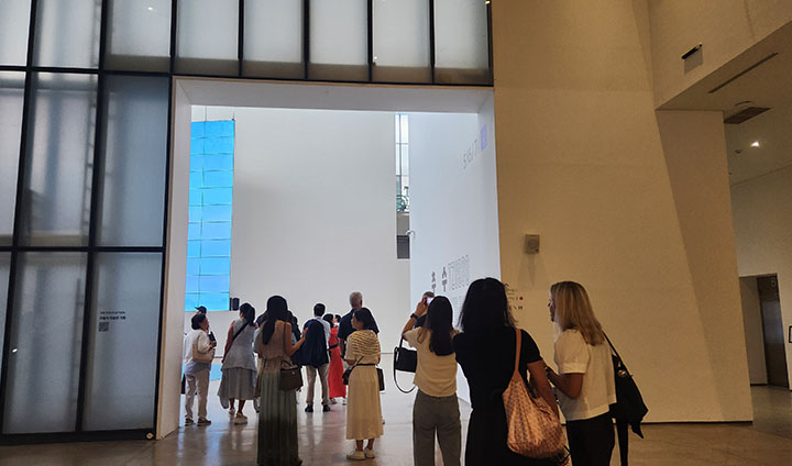 국립현대미술관을 방문한 방문객들의 모습. 평일 오전인데도 미술을 관람하러 온 사람들로 전시장이 북적거렸다.