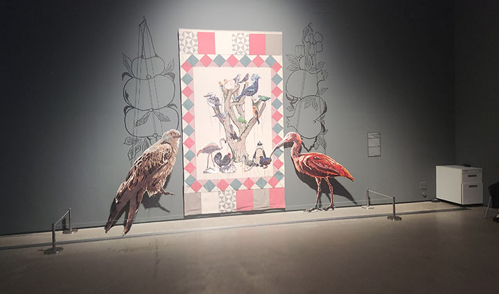 1전시실부터 지하의 2전시실까지, 빈틈없이 전시된 현대미술 작품을 관람할 수 있다.