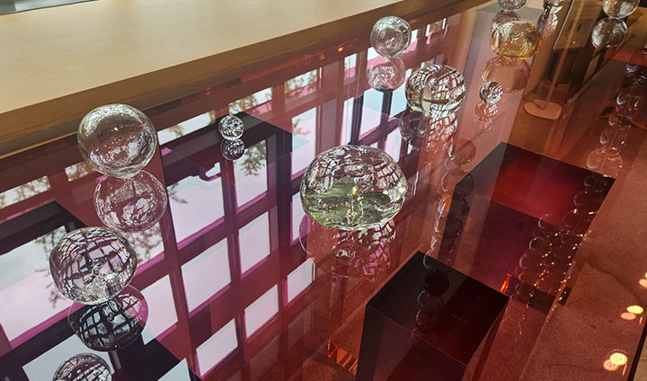 전시를 다 관람하고 1층으로 내려오면, 기념품 가게에 김창열 작가의 '물방울'을 주제로 한 상품이 진열되어 있다. 문진부터 조형 장식까지 용도가 다양하다.