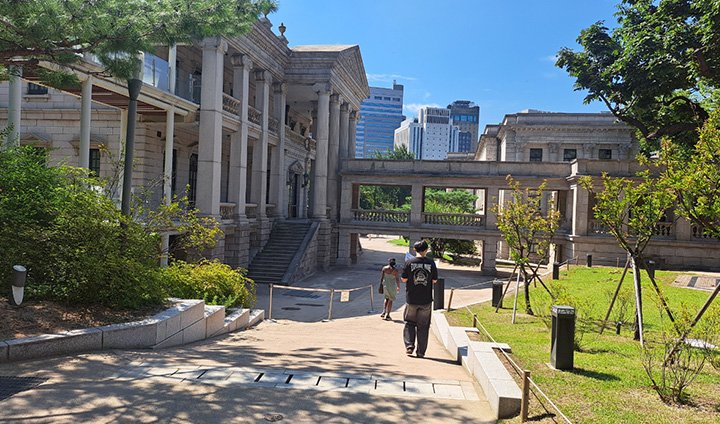 '빛을 담은 항일유산' 전시가 덕수궁 돈덕전에서 개최된다. 돈덕전 앞, 석조전의 모습.