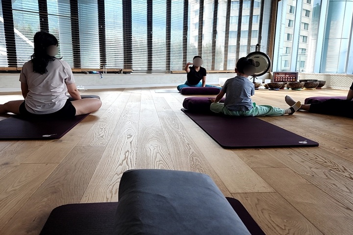 남녀노소 참여하는 요가 수업.