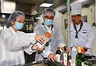 김민석 국무총리(가운데)가 23일 APEC 2025 정상회의 만찬장이 마련된 라한셀렉트 경주 조리실에서 오유경 식품의약품안전처장과 함께 조리에 사용되는 각종 식재료 등을 확인하고 있다. 2025.10.23 (ⓒ뉴스1, 무단 전재-재배포 금지)