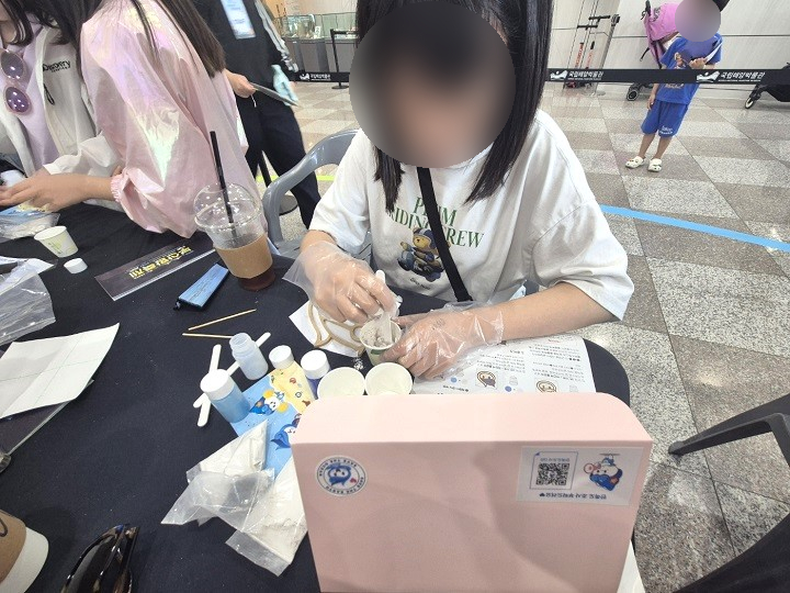 한국어촌어항공단에서 준비한 '해랑이 트레이 만들기' 체험.