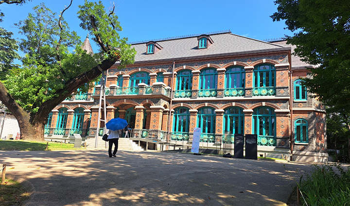 덕수궁 돈덕전의 모습이다. 대한제국 당시의 서양 건축 양식이 돋보인다.