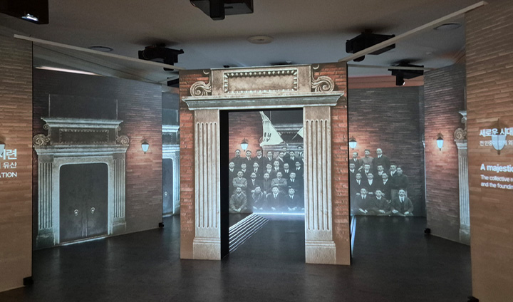 돈덕전 내부가 미디어아트 등 디지털을 적극 활용하여 구성되어 있다.