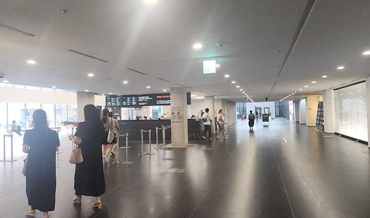 오전 10시, 국립현대미술관에 도착하니 이른 시간부터 사람들이 꽤 많이 모여있었다.