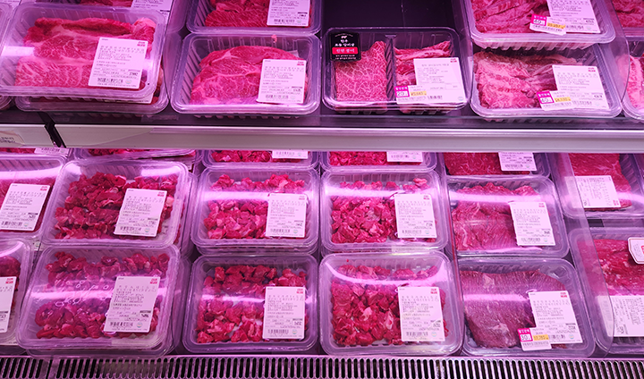 가족들의 입맛대로 좋아하는 고기 부위를 골라 담았다. 최대 반값까지 할인되니 평소보다 장 보기에 부담이 없었다.