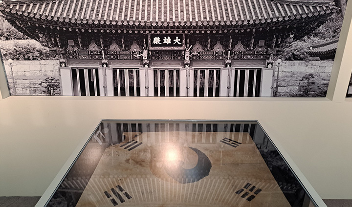 서울 진관사 태극기의 모습이다. 대중 앞에 세 번째 모습을 드러내는 국가 보물로, 일주일 간 원본이 전시된 후 복제본으로 대체된다고 한다.