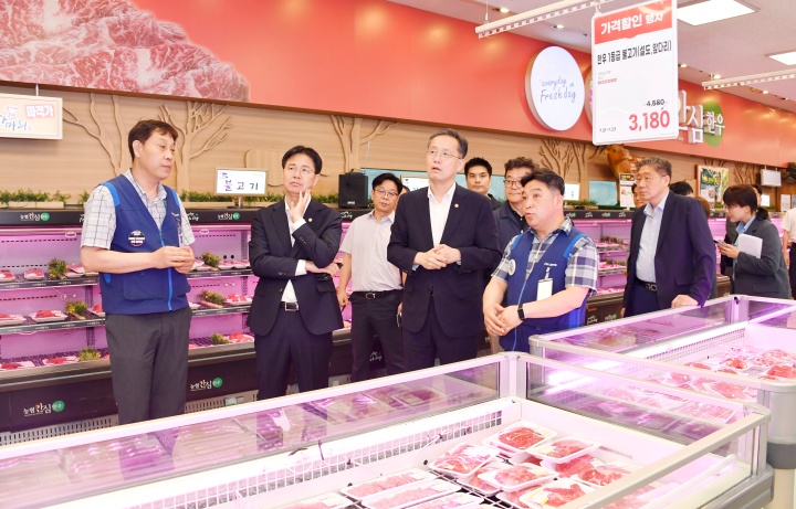 이형일 기획재정부 차관이 강형석 농림축산식품부 차관과 함께 23일 서울 서초구 농협하나로마트를 방문, 매장을 시찰하며 주요 농축산물 수급 현황과 생활 물가 동향을 점검하고 있다.(ⓒ뉴스1, 기획재정부 제공, 무단 전재-재배포 금지)