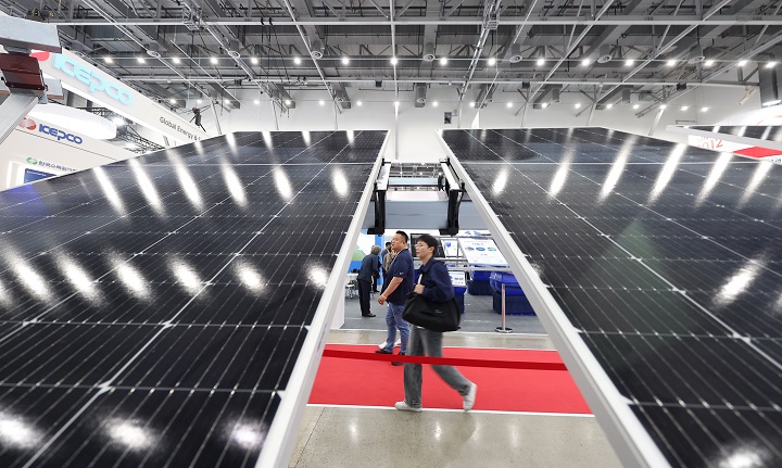 23일 대구 북구 엑스코에서 개막한 제22회 국제그린에너지엑스포에서 방문객들이 태양광 부스를 살펴보고 있다. 2025.4.23 (사진=저작권자(c) 연합뉴스, 무단 전재-재배포 금지)