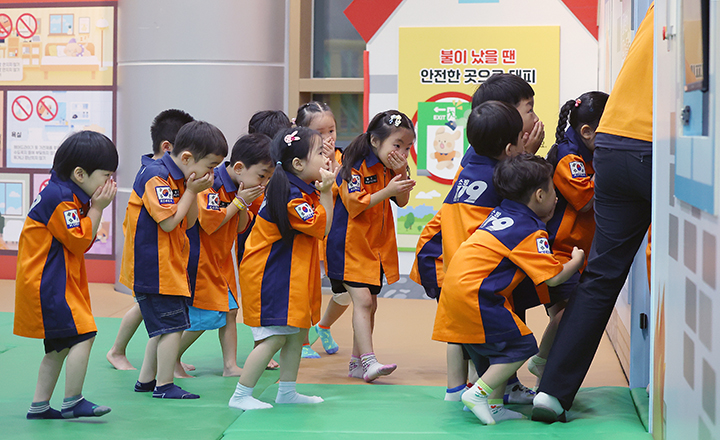 지난 16일 부산 동래구 온천동 부산119안전체험관에서 어린이들이 화재 대피 훈련을 하고 있다.(사진=저작권자(c) 연합뉴스, 무단 전재-재배포 금지)