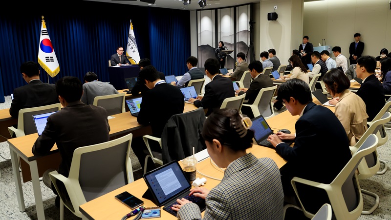 24일 용산 대통령실 브리핑룸에서 취재진이 위성락 국가안보실장의 이재명 대통령 아세안 순방 및 APEC 정상회의 일정 관련 브리핑을 취재하고 있다. 2025.10.24(사진=저작권자(c) 연합뉴스, 무단 전재-재배포 금지)