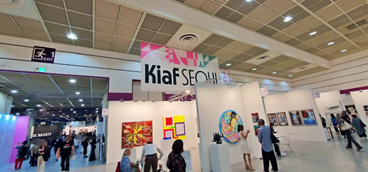 2023 프리즈-키아프 취재 현장. 미술 시장에 대한 대중의 관심과 열기를 확인할 수 있었다.