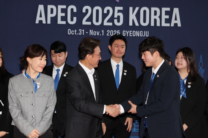 김민석 국무총리가 24일 정상 및 대표단을 근접 수행하는 의전관 70여명을 만나 격려하고 세심한 의전을 당부했다.(국무조정실 제공)