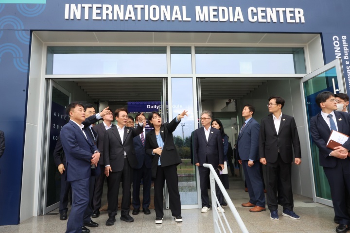 김민석 국무총리가 23일부터 1박 2일 동안 경주에 머물며 APEC 정상회의 준비상황 및 국제미디어센터(IMC) 등 주요시설 등을 총점검했다.(국무조정실 제공)
