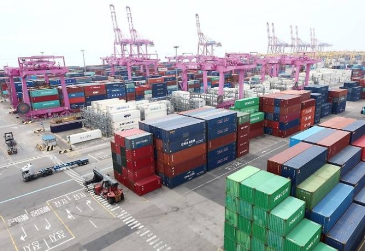 인천신항 컨테이너 터미널에 수출입 컨테이너가 쌓여있는 모습.(ⓒ뉴스1, 무단 전재-재배포 금지)