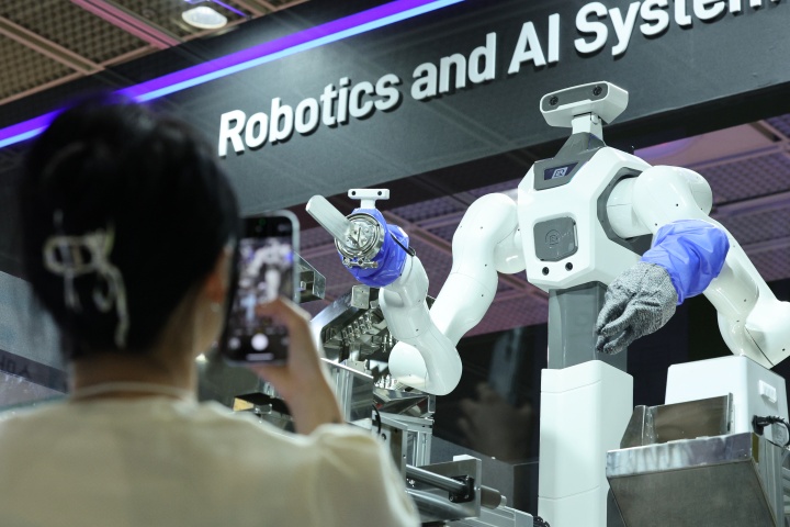 제3회 농식품테크 스타트업 창업박람회에서 관람객이 농축산업에 활용되는 로봇을 살펴보고 있다.(ⓒ뉴스1, 무단 전재-재배포 금지)