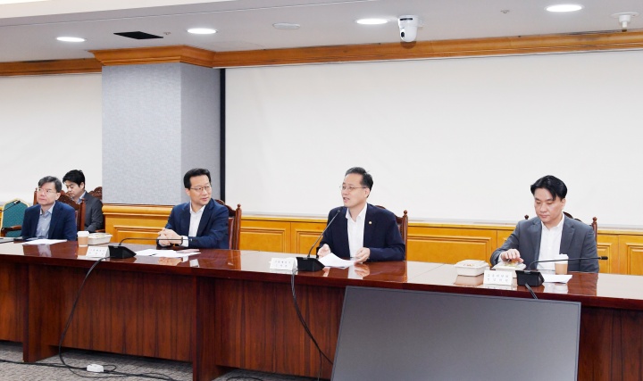 이형일 기획재정부 차관이 31일 서울 중구 은행회관에서 열린 '거시경제금융회의'를 주재하고 있다.(ⓒ뉴스1, 기획재정부 제공, 무단 전재-재배포 금지)